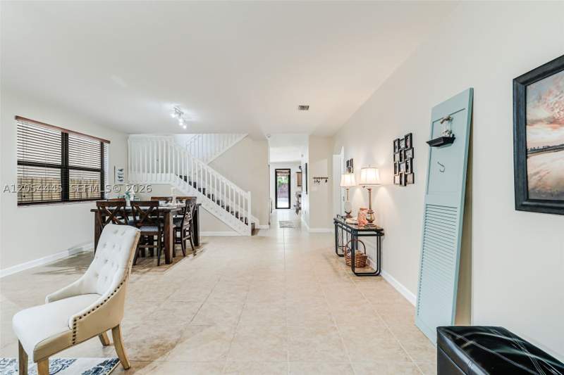4 bedroom SingleFamilyResidence at 17670 SW 154th Pl, Venetian Parc West, Miami — photo 5
