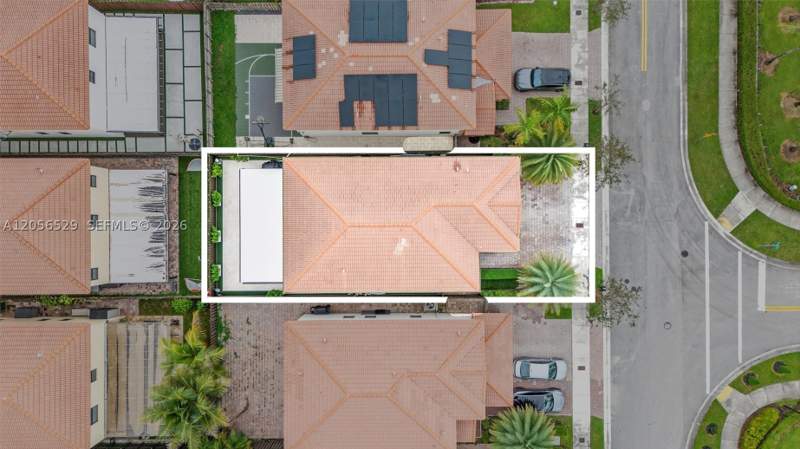 4 bedroom SingleFamilyResidence at 8870 NW 99th Path, Isles At Grand Bay, Doral — photo 3