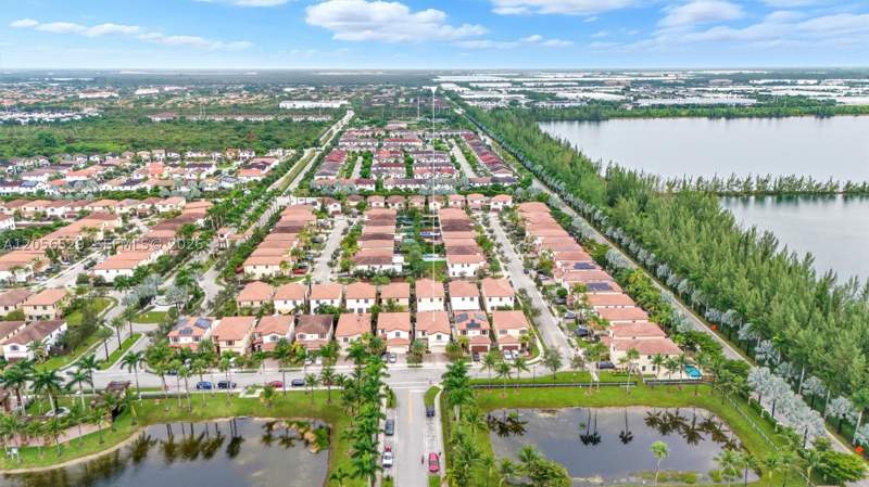 4 bedroom SingleFamilyResidence at 8870 NW 99th Path, Isles At Grand Bay, Doral — photo 4