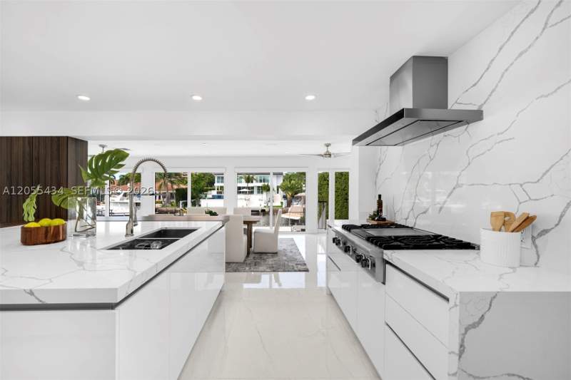 5 bedroom SingleFamilyResidence at 6832 Sunrise Ct, Sunrise Harbour Rev Pl, Coral Gables — photo 4