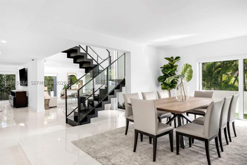 5 bedroom SingleFamilyResidence at 6832 Sunrise Ct, Sunrise Harbour Rev Pl, Coral Gables — photo 5