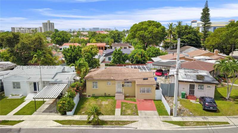 3 bedroom SingleFamilyResidence at 3080 SW 5th St, Coral Nook, Miami — photo 4