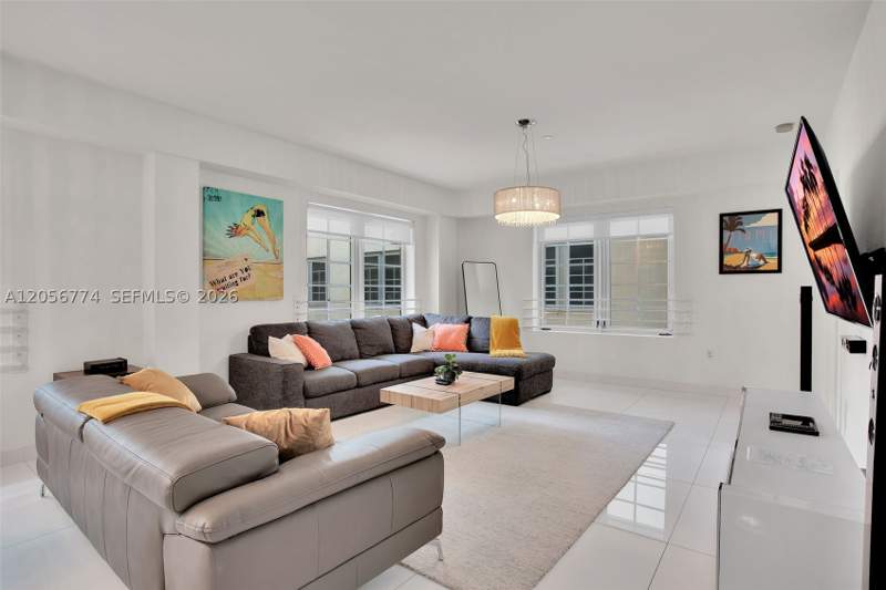 2 bedroom Condominium at 1250 Ocean Dr 2N, The Carlyle Deco Hotel Co, Miami Beach — photo 2
