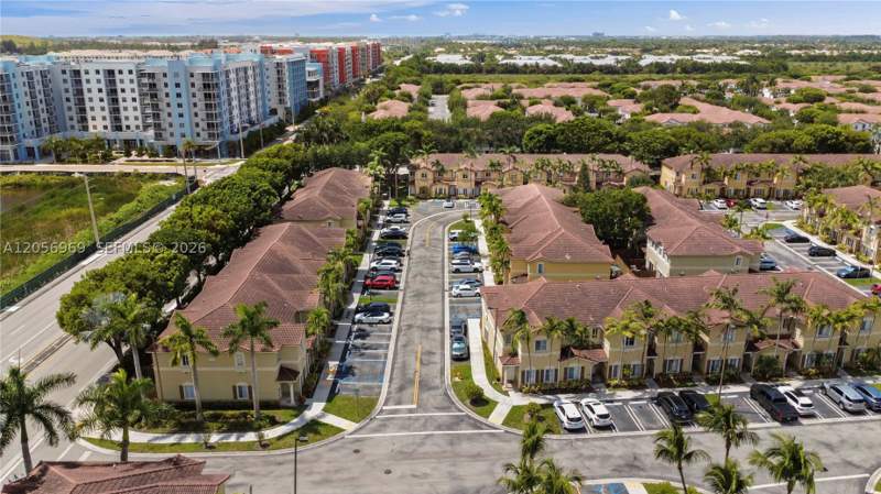 4 bedroom Condominium at 10720 NW 82nd Ter 1-8, Leeward At Islands At Dor, Doral — photo 4