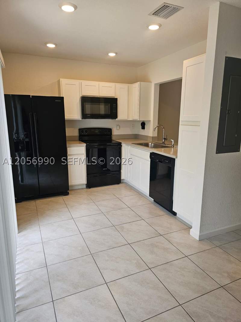 3 bedroom Townhouse at 561 NE 5th St, Fvp Subdivision, Florida City — photo 3