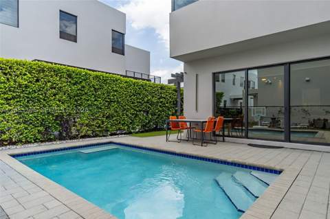 10043 NW 75th Ter, Doral FL - photo 10 of 47