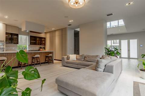 10043 NW 75th Ter, Doral FL - photo 6 of 47