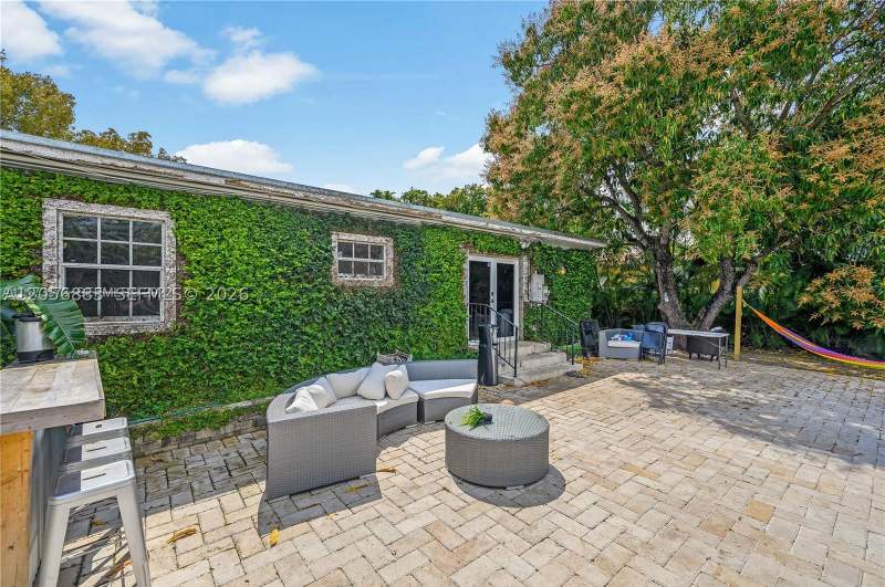 4 bedroom SingleFamilyResidence at 2427 SW 12th St, New Silvercrest Rev, Miami — photo 3