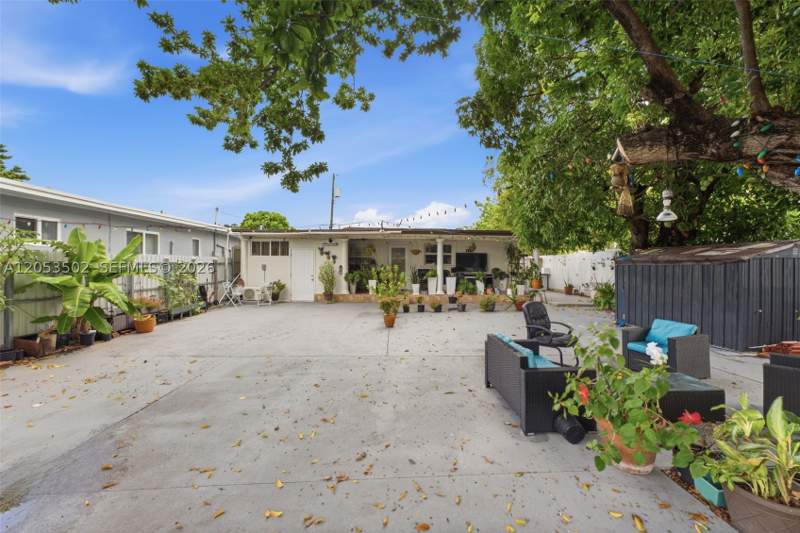 4 bedroom SingleFamilyResidence at 419 SE 3rd St, East Hialeah, Hialeah — photo 2