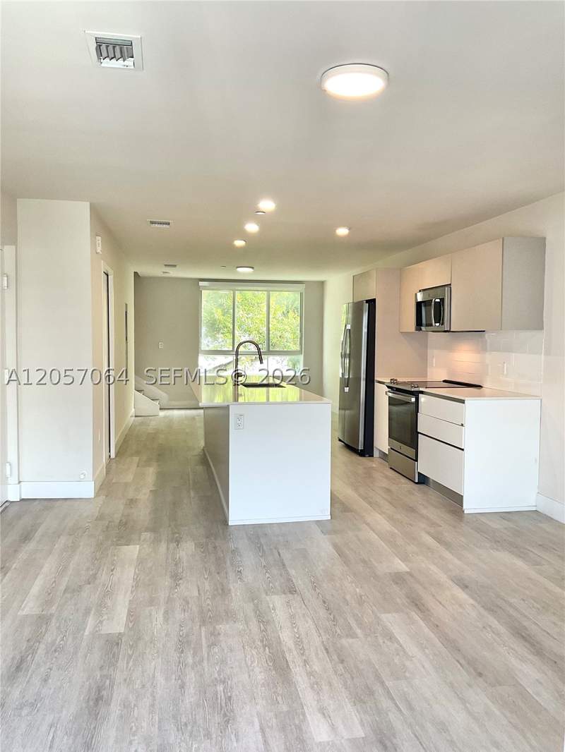 2 bedroom Townhouse at 2555 NE 193rd St 2206, Riverwood, Miami — photo 2