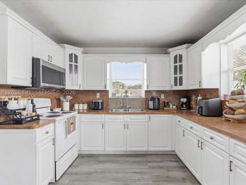 827 SW 3rd St, Florida City FL - photo 10 of 17