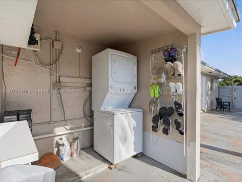 827 SW 3rd St, Florida City FL - photo 11 of 17