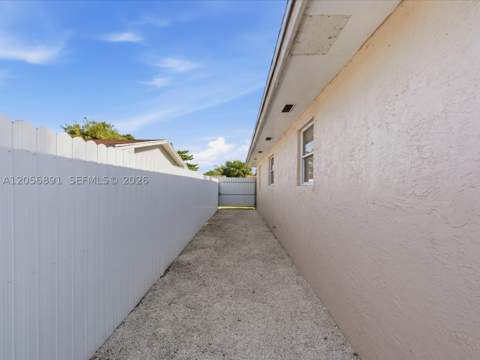 827 SW 3rd St, Florida City FL - photo 9 of 17