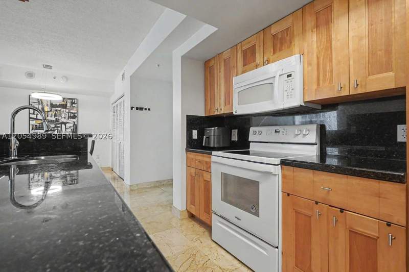 2 bedroom Condominium at 5085 NW 7th St 906, Blue Lagoon Condo, Miami — photo 4