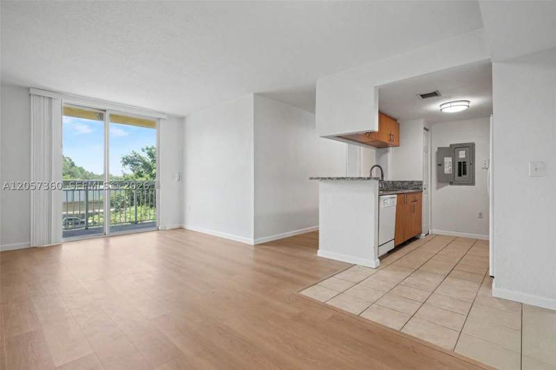 2 bedroom Condominium at 816 NW 11th St 402, Seybold Pointe Condo, Miami — photo 2