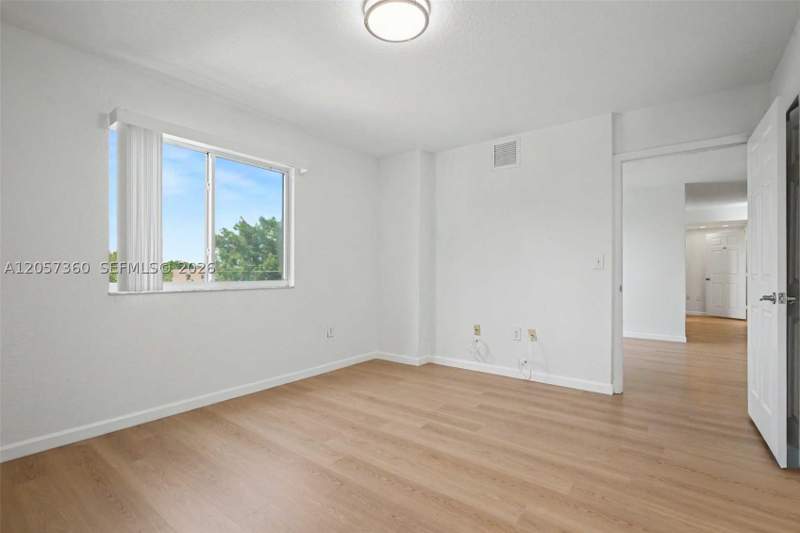 2 bedroom Condominium at 816 NW 11th St 402, Seybold Pointe Condo, Miami — photo 3