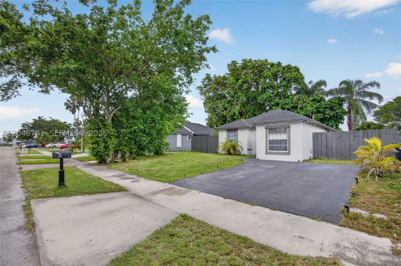 4 bedroom SingleFamilyResidence at 738 SW 7th Ter, Villas Of Palm Bay, Florida City — photo 2