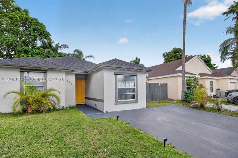 4 bedroom SingleFamilyResidence at 738 SW 7th Ter, Villas Of Palm Bay, Florida City — photo 3