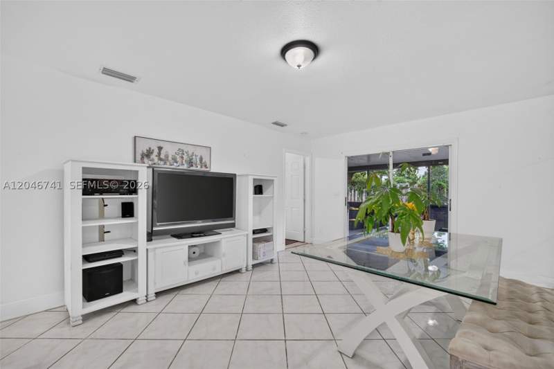 4 bedroom SingleFamilyResidence at 738 SW 7th Ter, Villas Of Palm Bay, Florida City — photo 5