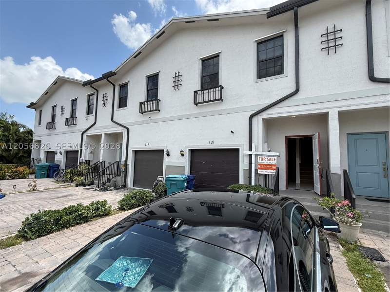 3 bedroom Townhouse at 721 SW 11th St, Regal Palm Subdivision, Florida City — photo 2