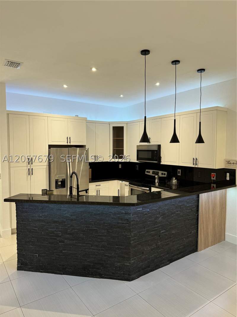 4 bedroom SingleFamilyResidence at 13465 SW 277th Ln, A.H. At Turnpike South Fi, Homestead — photo 2