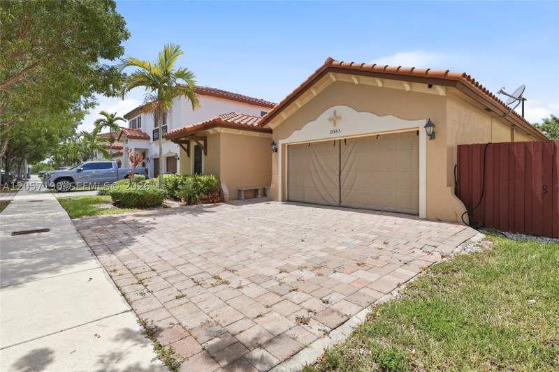 3 bedroom SingleFamilyResidence at 15585 SW 176th Ter, Venetian Parc West, Miami — photo 2