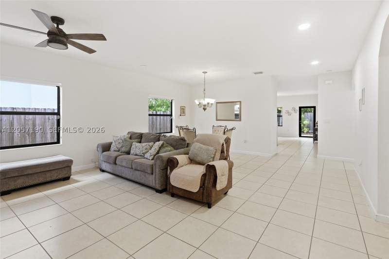 3 bedroom SingleFamilyResidence at 15585 SW 176th Ter, Venetian Parc West, Miami — photo 4