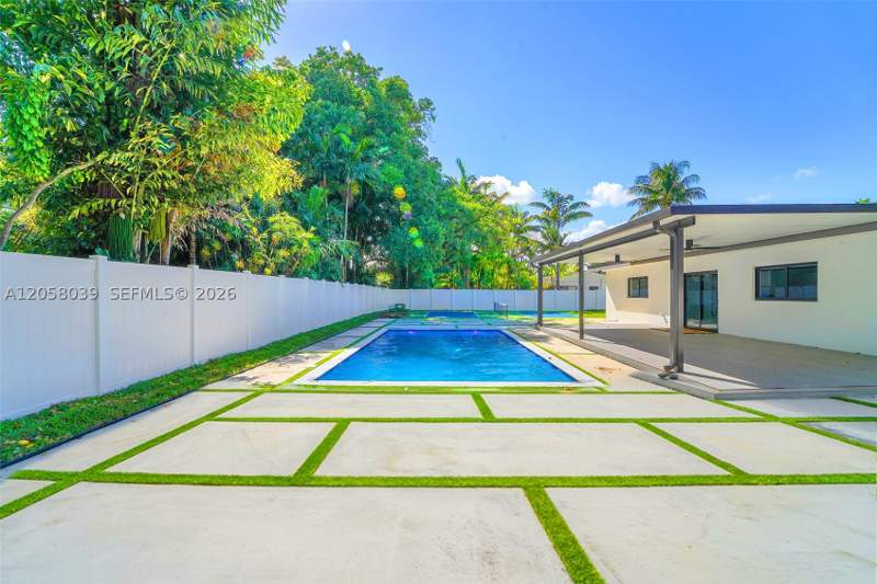 5 bedroom SingleFamilyResidence at 8820 SW 182nd Ter, Bel Aire Sec 20, Palmetto Bay — photo 4