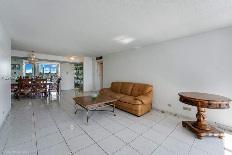 2 bedroom Condominium at 231 174th St 617, Winston Towers 400 Condo, Sunny Isles Beach — photo 3