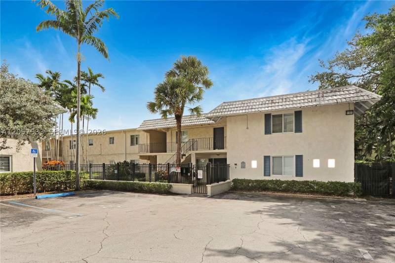 2 bedroom Condominium at 8617 SW 68th Ct 24, Monterey Gardens Of Pinec, Pinecrest — photo 2
