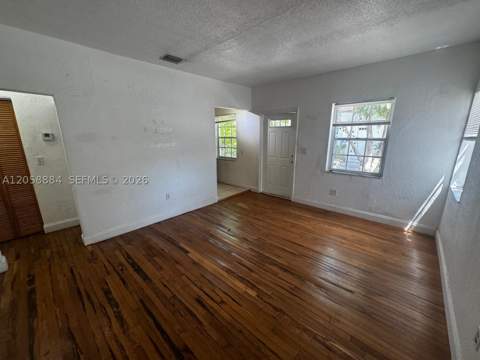 8335 Crespi Blvd 2, Miami Beach FL - photo 6 of 17