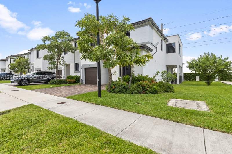 5 bedroom SingleFamilyResidence at 15725 SW 136th Ter, Century Gardens South, Miami — photo 2