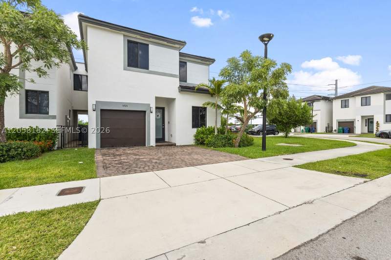 5 bedroom SingleFamilyResidence at 15725 SW 136th Ter, Century Gardens South, Miami — photo 3