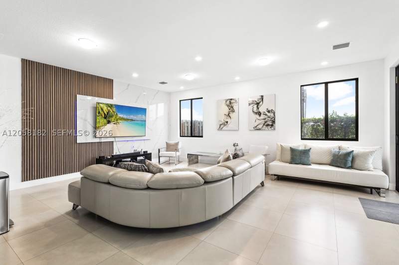 5 bedroom SingleFamilyResidence at 15725 SW 136th Ter, Century Gardens South, Miami — photo 5