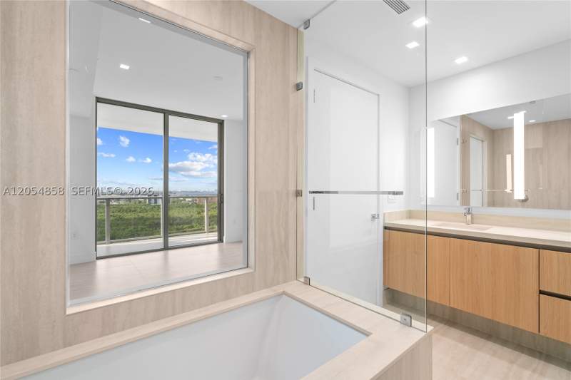 1 bedroom Condominium at 2411 Laguna Circle 1604, One Park Tower, North Miami — photo 2