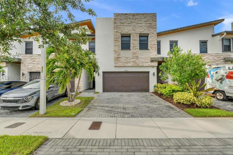4 bedroom Townhouse at 10533 NW 78th Ter, Grand Bay South Townhomes, Doral — photo 2
