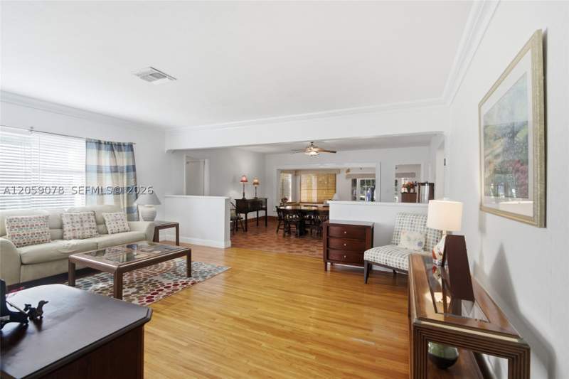 2 bedroom SingleFamilyResidence at 1010 NE 105th St, Miami Shores Estates, Miami Shores — photo 3