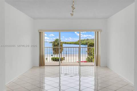 300 Bayview Dr 202, Sunny Isles Beach FL - photo 17 of 43