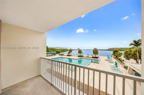 300 Bayview Dr 202, Sunny Isles Beach FL - photo 18 of 43