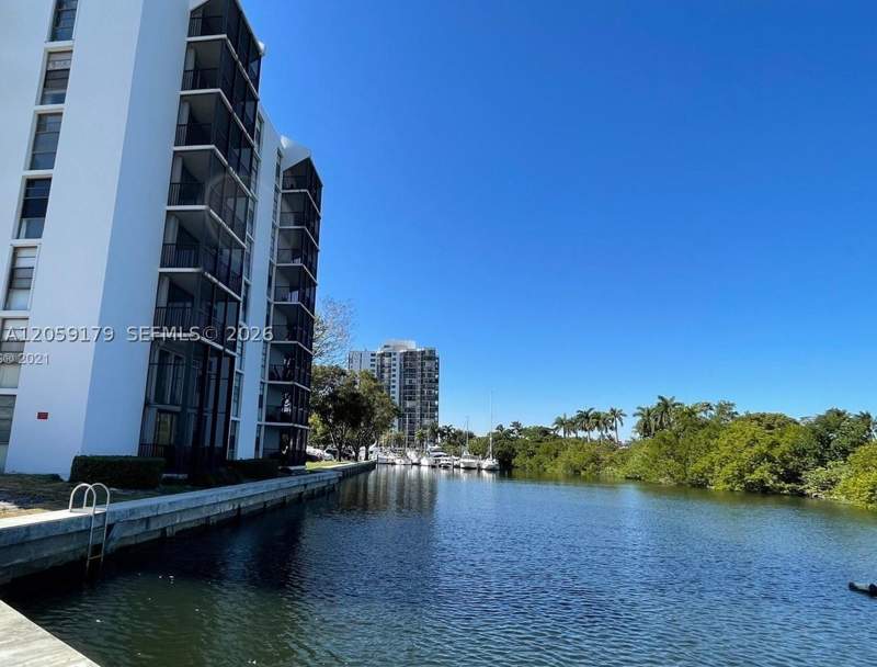 1 bedroom Condominium at 3401 N Country Club Dr 117, Ensenada Condo Bldg E-Ii, Aventura — photo 5
