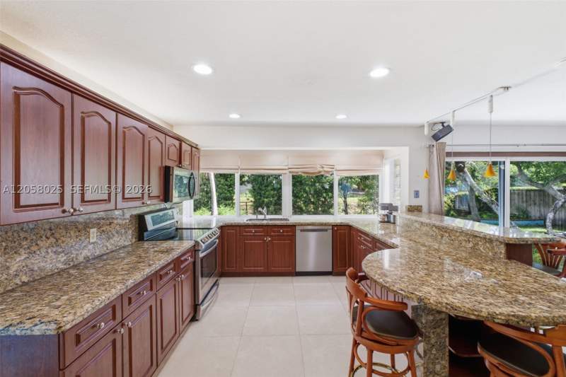 4 bedroom SingleFamilyResidence at 12765 SW 110th Ter, Lindgren East, Miami — photo 4