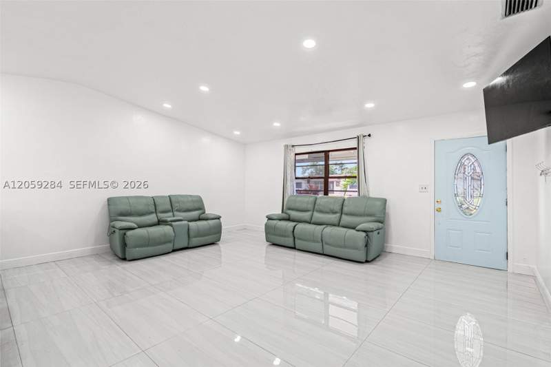 3 bedroom SingleFamilyResidence at 364 NW 17th Ct, Pine Manor Part Four, Homestead — photo 5
