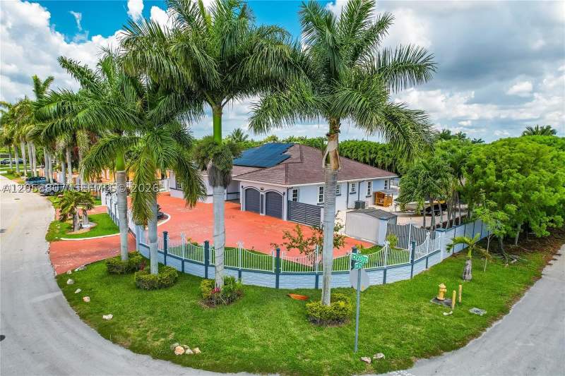5 bedroom SingleFamilyResidence at 12969 SW 220th Ter, Estate Mansions, Miami — photo 2