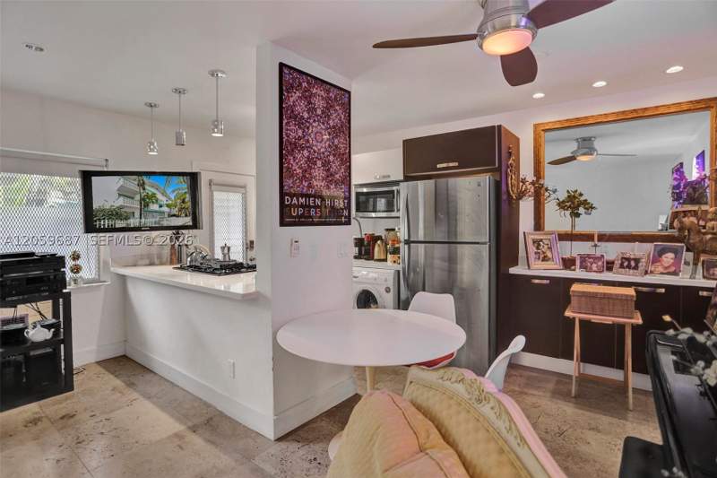1 bedroom StockCooperative at 350 Collins Ave 310, Ocean Beach Fla Sub, Miami Beach — photo 4
