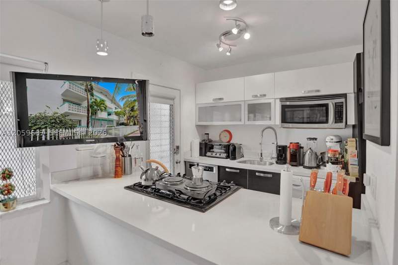 1 bedroom StockCooperative at 350 Collins Ave 310, Ocean Beach Fla Sub, Miami Beach — photo 5