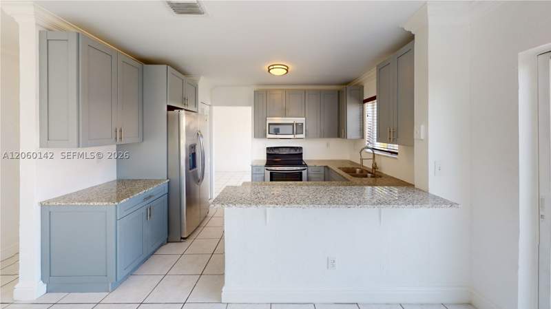 4 bedroom SingleFamilyResidence at 17343 SW 142nd Pl, Weitzer Serena Lakes West, Miami — photo 4