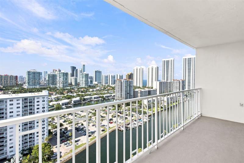 2 bedroom Condominium at 500 Bayview Dr 2121, Arlen House West Condo, Sunny Isles Beach — photo 3