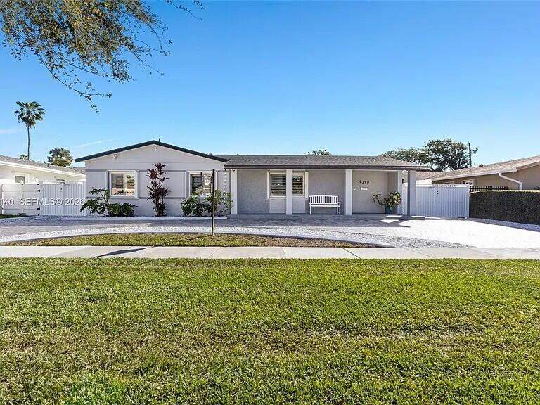 4 bedroom SingleFamilyResidence at 9390 SW 190th Street, Bel Aire Sec 10, Cutler Bay — photo 2