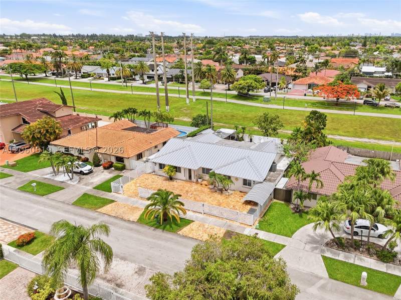 4 bedroom SingleFamilyResidence at 323 NW 136th Pl, University Park West Sec, Miami — photo 2