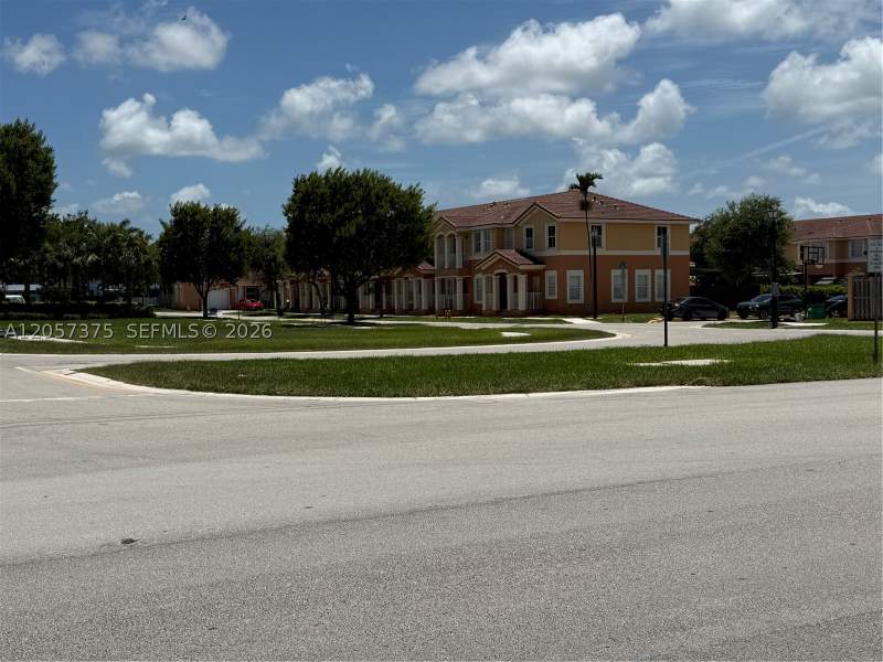 4 bedroom Townhouse at 10852 SW 240th St, Bluewaters Subdivision, Homestead — photo 2